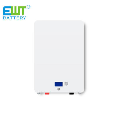 batterie au lithium-fer phosphate 48v 100ah montée sur le mur de la maison